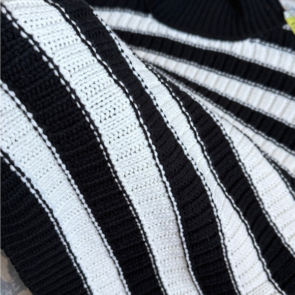 Cool and classy Vince Camuto black and White knit chunky, cropped sweater XL - Picture 10 of 11